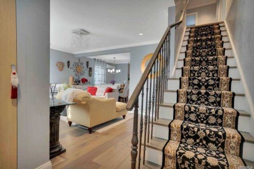 52 Miriam Pkwy, Floral Park, NY 11003-4427