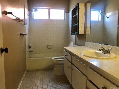 48 Mann St, Irvine CA  92612-2127 exterior