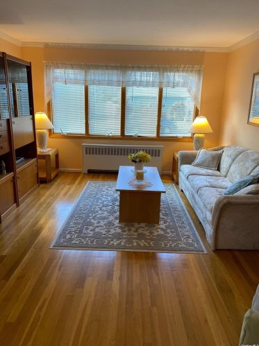 911 Maplecrest Dr, North Bellmore, NY 11710-1044
