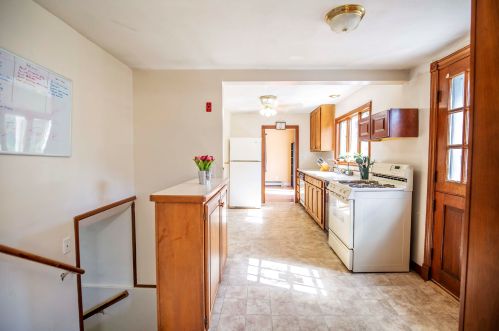 208 Lawrence Rd, Salem NH  03079-3905 exterior