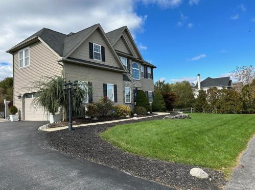 1690 Wagon Wheel Dr, Easton PA  18040-8273 exterior