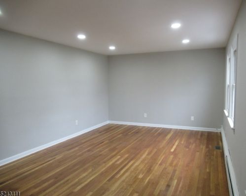 40 James St, Greystone Park, NJ 07950-2818