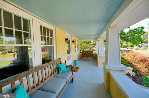 21 Loudoun St, Lovettsville VA  20180-8513 exterior