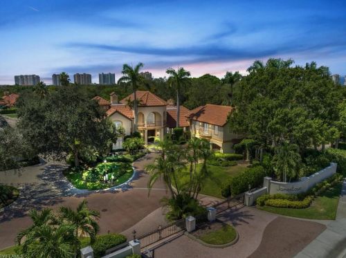677 Jamestown Ln, Naples, FL 34108-7568