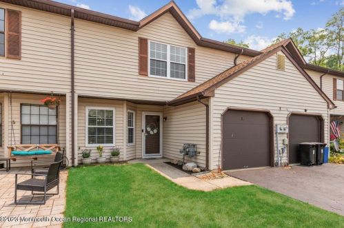 21 Seabreeze Sq, East Freehold, NJ 07728-3746