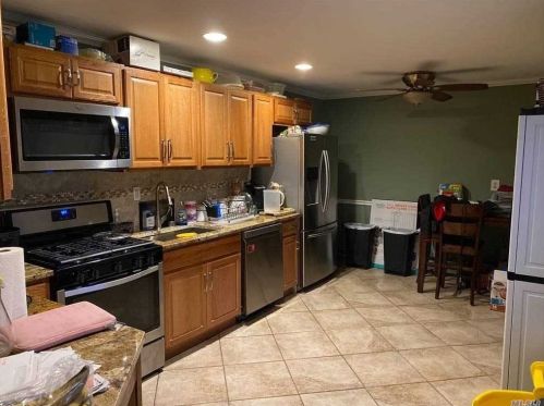 18 Anne Ln, Central Islip, NY 11722-2002