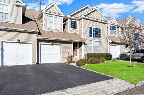 28 Avery Ln, Miller Place, NY 11764-2451