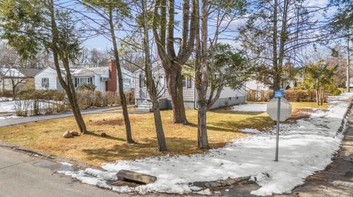 379 Mountain Rd, Hartford CT  06107-1028 exterior