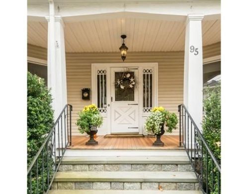 95 Banks Rd, Swampscott, MA 01907-2058