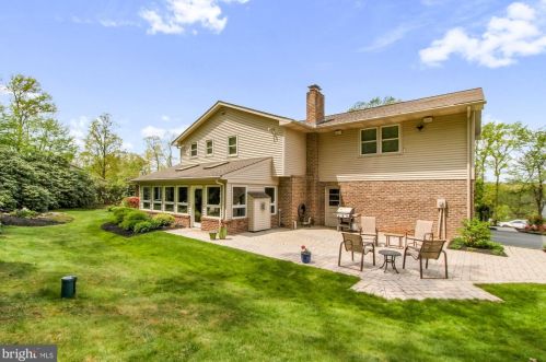 172 Lakewood Dr, Spring Grove, PA 17362-8504
