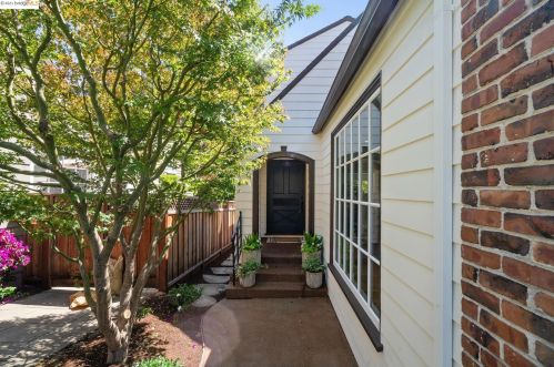 5109 Harbord Dr, Oakland, CA 94618-2510