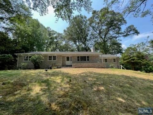 256 Forest Glen Ave, Franklin Lakes, NJ 07417-2423