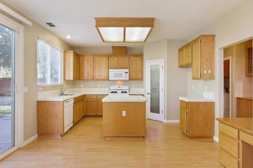 877 Shortland Way, Manteca CA  95337-8568 exterior