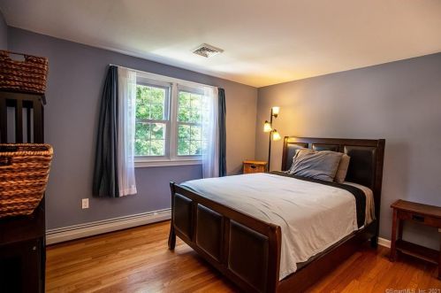 379 Glenwood Avenue Ext, Waterford CT  06385-3808 exterior