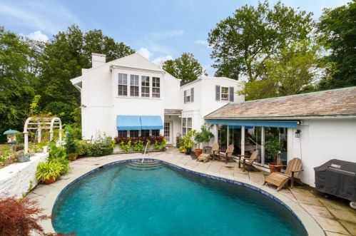 31 Bowery St, Middletown RI  02840-3560 exterior