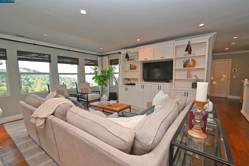 122 El Toyonal, Orinda CA  94563-2133 exterior