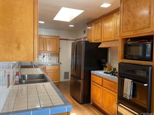 24421 Shadeland Dr, Santa Clarita CA  91321-3616 exterior