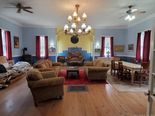 208 Center St, West Hartland, CT 06091-4317