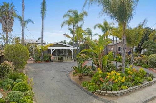 734 Sunset Dr, Vista, CA 92081-6833