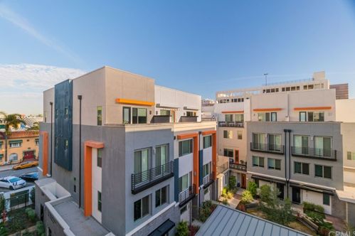 241 Elm Ave, Long Beach CA 90807-3403 exterior