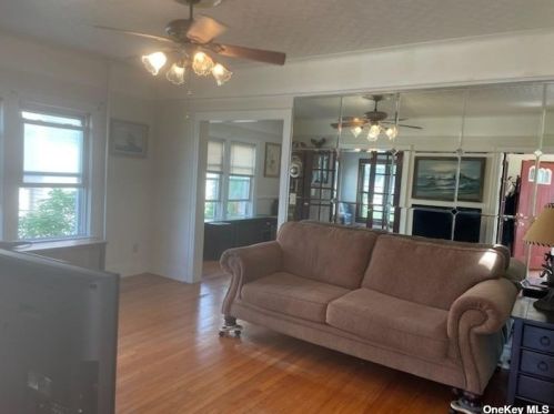 10 Maple Dr, North Lindenhurst NY  11757-1308 exterior