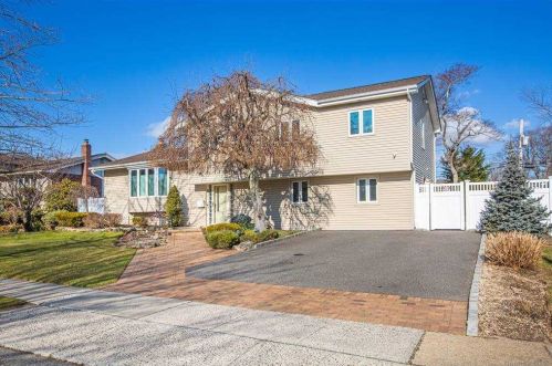 8 Ulster Dr, Muttontown, NY 11753-1922