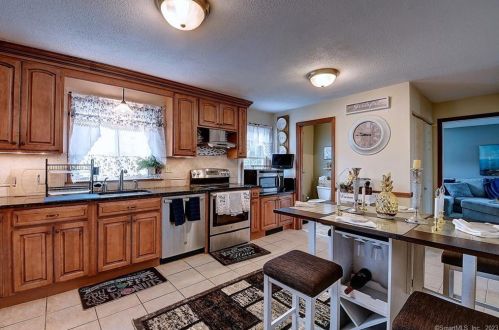 9 Still Field Rd, Manchester CT  06040-6355 exterior