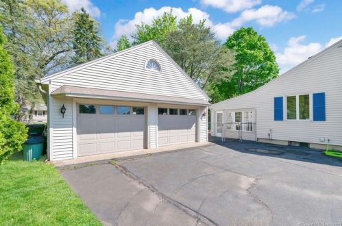 11 Bristol Rd, Windsor Locks CT  06096-2009 exterior