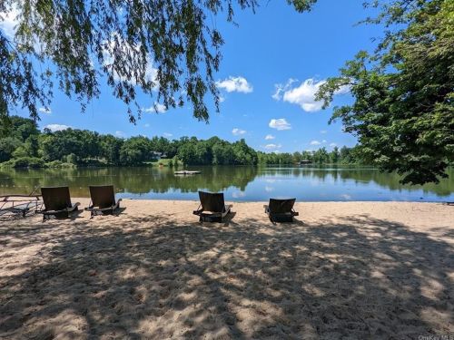 25 Lakeview Rd, Crotonville, NY 10562-1412