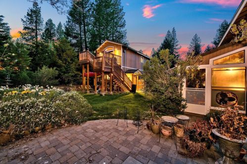 10658 Royal Crest Dr, Truckee CA 96161-2206 exterior