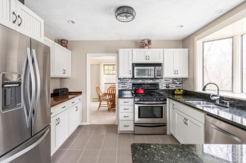 96 Daniel Dr, North Kingstown RI  02852-6702 exterior