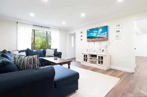 29 Carriage House Dr, Danbury CT  06810-8206 exterior