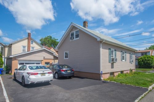 13 Coney Rd, West Paterson, NJ 07424-1011