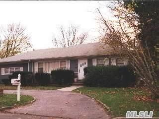 550 Atlantic St, Copiague, NY 11726-1026