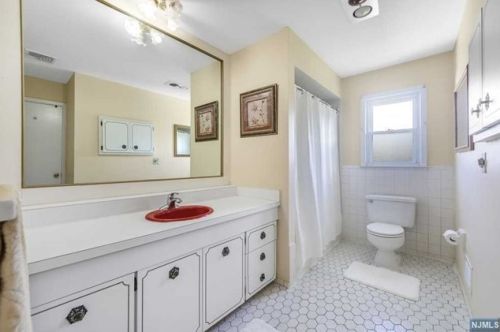 335 Charles St, N Milford NJ  07646-1801 exterior