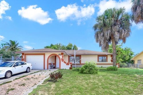 4865 22nd Ave, Naples, FL 34116-6303