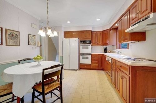 243 Burnside Pl, Ridgewood NJ  07450-1701 exterior