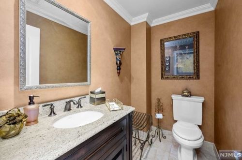 30 Oak Dr, Upper Saddle River NJ  07458-2132 exterior