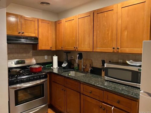 654 232nd St, Bronx, NY 10466-2986