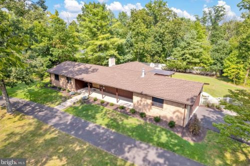 2136 Old Skippack Rd, Harleysville, PA 19438-1367