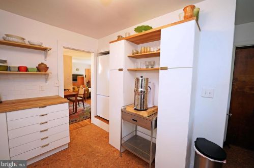 56 Roxboro Rd, Lawrence Township NJ  08648-3925 exterior