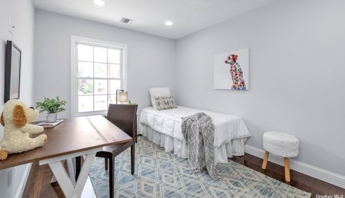 386 Silver St, Babylon NY  11704-4008 exterior