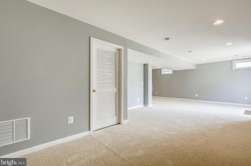 39 Houser Dr, Lovettsville VA  20180-8631 exterior