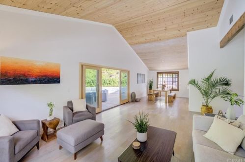 22540 Jameson Dr, Calabasas CA 91302-5857 exterior