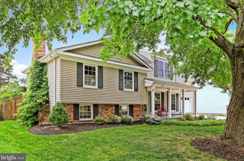 1212 Summerfield Dr, Herndon, VA 20170-4111