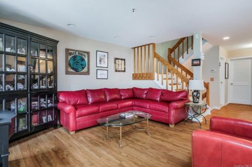 410 Pine Grove Ln, Hartsdale, NY 10530-1154