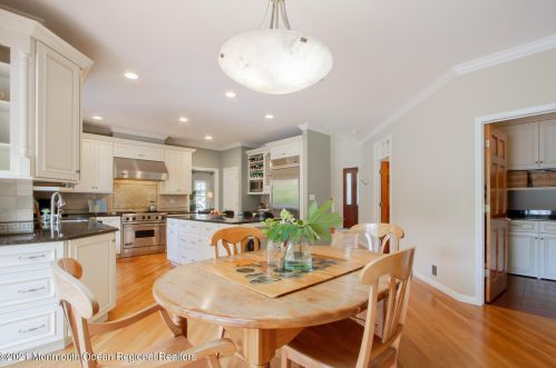32 Carriage House Ln, Little Silver NJ  07739-1729 exterior