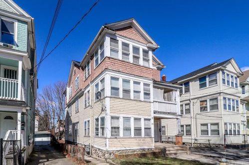 81 Giles St, Waterbury, CT 06704-4128