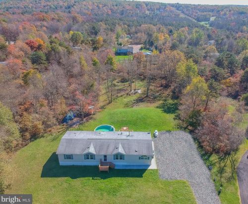 164 Kuhenbeaker Rd, Blakeslee, PA 18610-7816