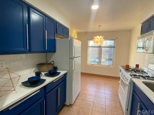 411 Peach St, Avenel, NJ 07001-1020